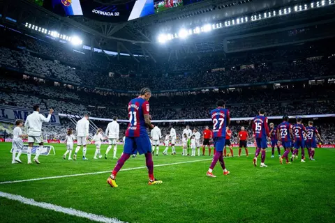 ساعات مثيرة في إشبيلية.. الريال من مهاجمة الحكام والمقاطعة إلى خوض الكلاسيكو